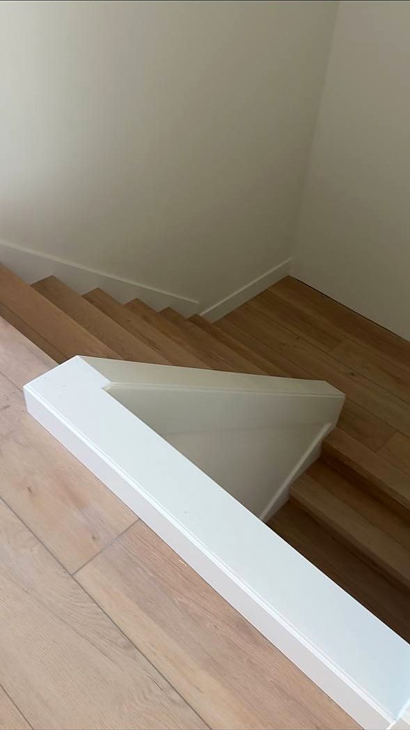 Mitred skirt board return at a stair landing
